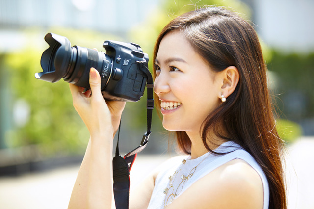 「もう二度と来ないかもしれない場所の光景をとどめておきたくて、独学で写真を撮り始めました」と話す西内ひろさん。旅先には本格的な一眼レフカメラを携える