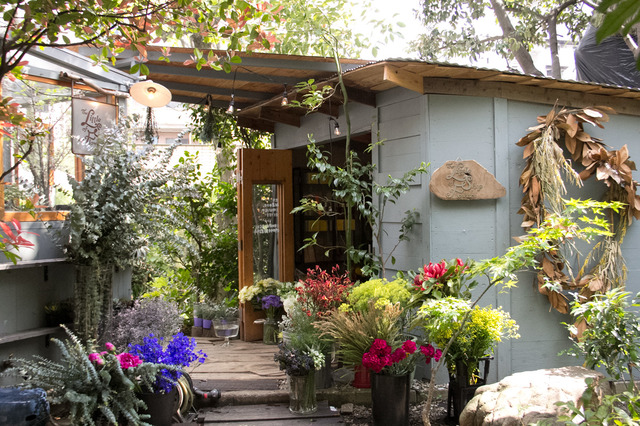 明治神宮前の花屋「ザ リトル ショップ オブ フラワーズ（The Little Shop of Flowers）」