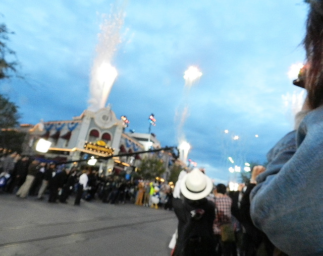 花火を合図にスペシャルイベントが開幕／カリフォルニア ディズニーランド・リゾートのスペシャルイベント「ダイヤモンド・セレブレーション」