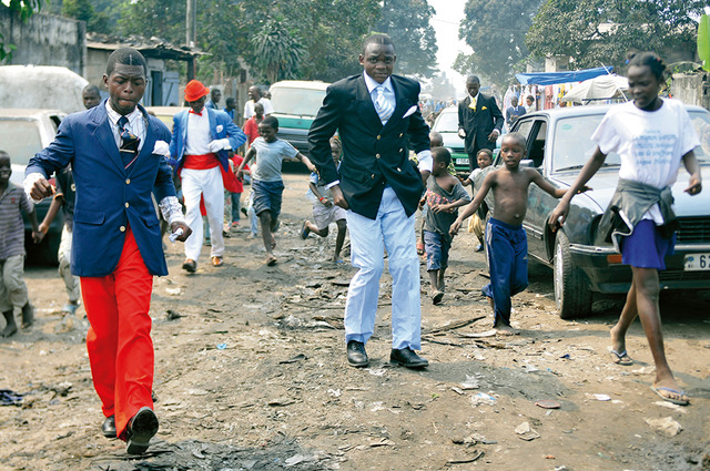 写真集「SAPEURS　the Gentlemen of Bacongo」 / (c) Daniele Tamagni