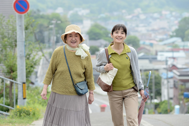 認知症の独居老人を演じる喜多道枝と、喜多演じるあきこと交流する児童の母親役・富田靖子