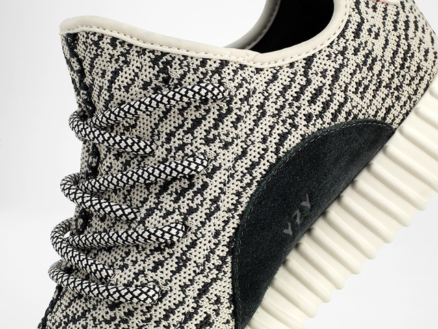 アディダス オリジナルス×カニエ・ウエストのコラボ第2弾「YEEZY BOOST 350」（2万8,000円）