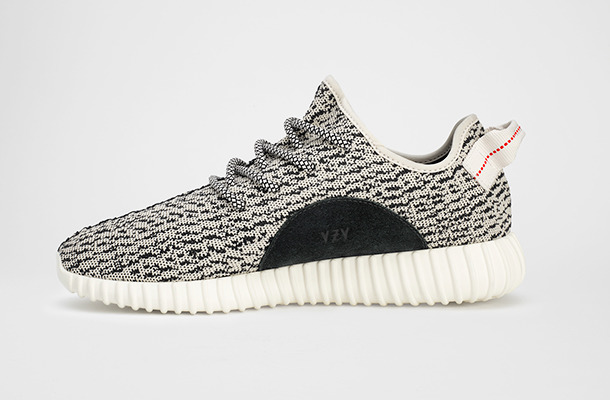 アディダス オリジナルス×カニエ・ウエストのコラボ第2弾「YEEZY BOOST 350」（2万8,000円）