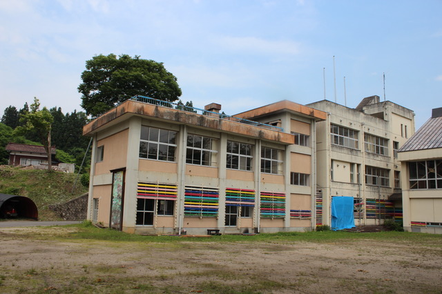 作品の会場となる新潟県十日町にある旧名ヶ山小学校