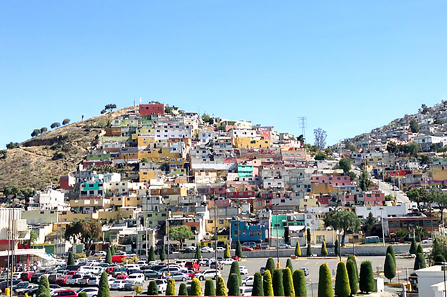 メキシコの住宅街に突如現れた色鮮やかな巨大壁画。カラフルな暮らしで住民の心に変化？