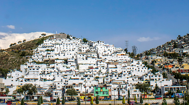 メキシコの住宅街に突如現れた色鮮やかな巨大壁画。カラフルな暮らしで住民の心に変化？