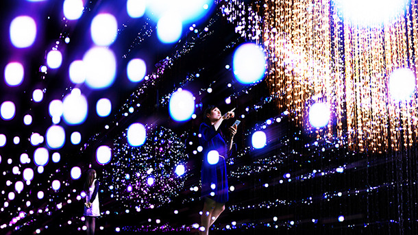 チームラボの「teamLab Exhibition, Walk through the Crystal Universe」が銀座で開催