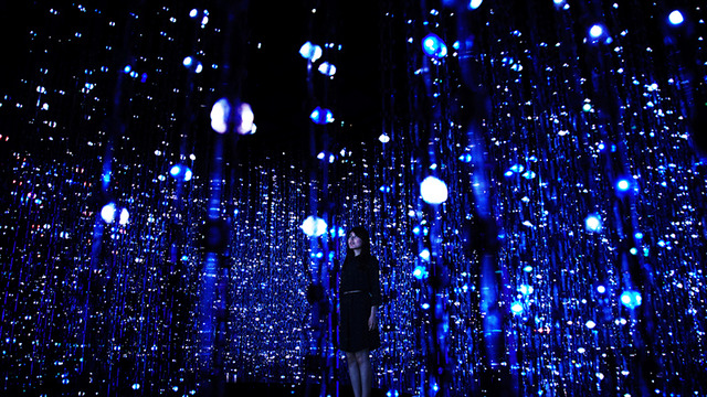 チームラボの「teamLab Exhibition, Walk through the Crystal Universe」が銀座で開催