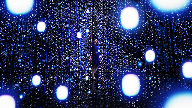 チームラボの「teamLab Exhibition, Walk through the Crystal Universe」が銀座で開催