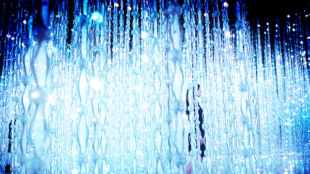 チームラボの「teamLab Exhibition, Walk through the Crystal Universe」が銀座で開催