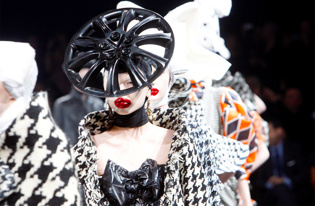 アレキサンダー・マックイーンのドキュメンタリーDVD「The legacy of Alexander McQueen」／Photo: Victor Boyko Getty Images