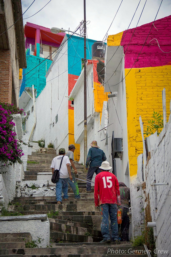 メキシコの住宅街に突如現れた色鮮やかな巨大壁画。カラフルな暮らしで住民の心に変化？