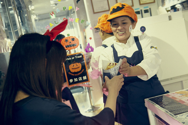 参加店舗にてお菓子やオリジナル特典が貰えるチケットを販売する「Trick or Treat」