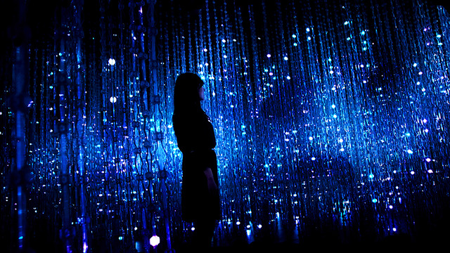 チームラボの「teamLab Exhibition, Walk through the Crystal Universe」が銀座で開催