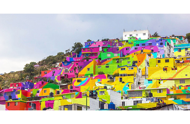 メキシコの住宅街に突如現れた色鮮やかな巨大壁画。カラフルな暮らしで住民の心に変化？