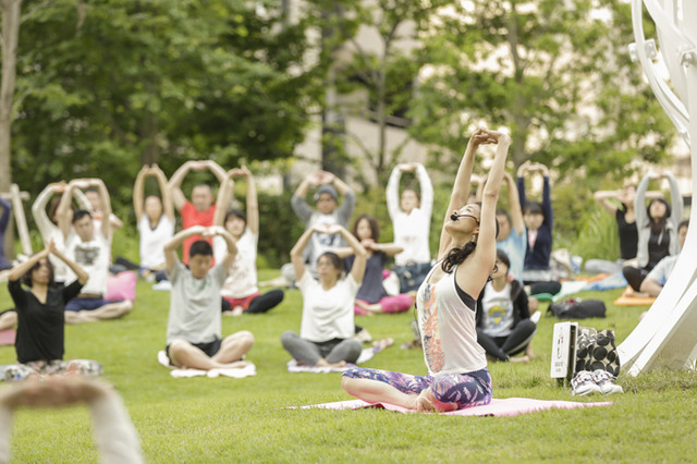 虎の門ヒルズのオーバル広場にて秋空の下でヨガを楽しむイベント「OUR PARKS “Toranomon Sunday Yoga”」が開催