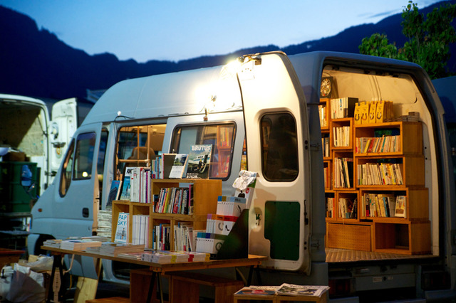 BOOK TRUCK