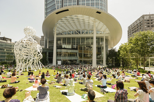 虎の門ヒルズのオーバル広場にて秋空の下でヨガを楽しむイベント「OUR PARKS “Toranomon Sunday Yoga”」が開催