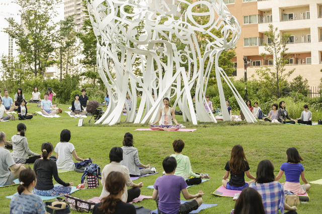 虎の門ヒルズのオーバル広場にて秋空の下でヨガを楽しむイベント「OUR PARKS “Toranomon Sunday Yoga”」が開催