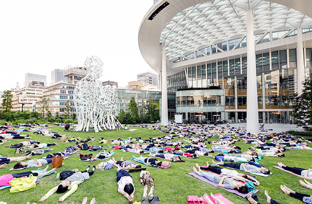 虎の門ヒルズのオーバル広場にて秋空の下でヨガを楽しむイベント「OUR PARKS “Toranomon Sunday Yoga”」が開催