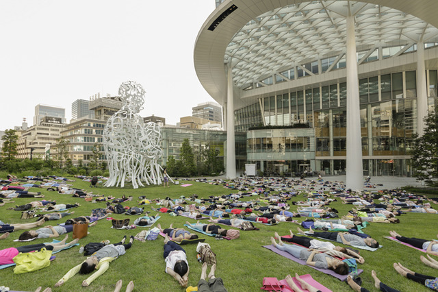 虎の門ヒルズのオーバル広場にて秋空の下でヨガを楽しむイベント「OUR PARKS “Toranomon Sunday Yoga”」が開催