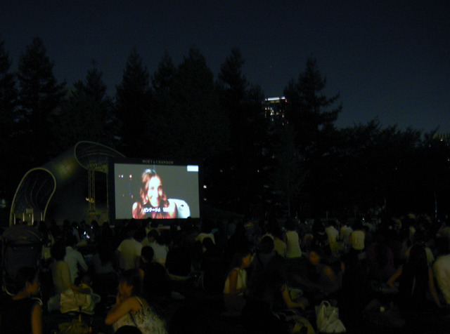 都会の真ん中にある広大な芝生のうえで、シャンパンとともに映画を楽しむ