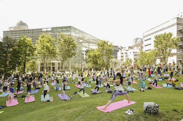 虎の門ヒルズのオーバル広場にて秋空の下でヨガを楽しむイベント「OUR PARKS “Toranomon Sunday Yoga”」が開催