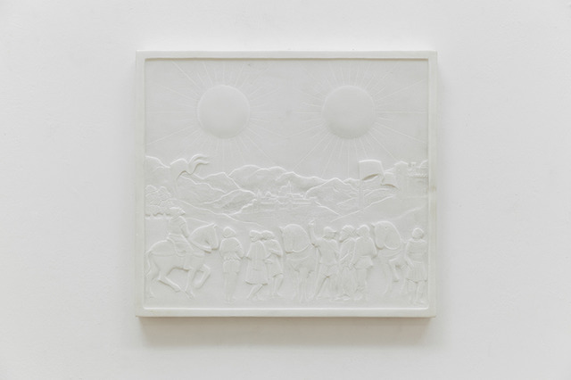 Soleil Double｜Bas-relief in marble｜36 x 41 x 3 cm｜ 2014Photo : Marina Gusina Courtesy : Edouard Malingue Gallery, Hong Kong.(C)Laurent Grasso / ADAGP, Paris, 2015