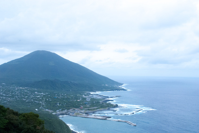 ひょうたんのような形をした八丈島は、2つの海底火山が爆発して一つの島になったという