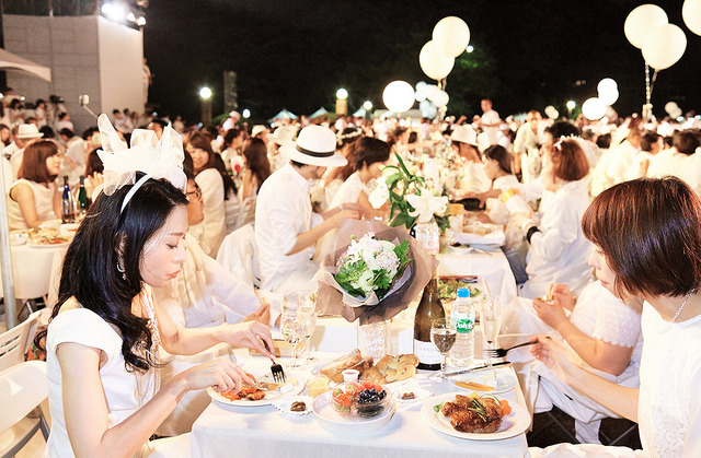 ドレスコードは“白”、日本初上陸のディナーパーティ「ディネ・アン・ブラン（Diner en Blanc）」