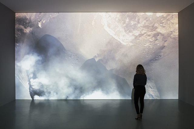 Soleil Noir｜16mm film transferred｜11’40’’｜2014Photos : Claire Dorn Courtesy : Galerie Perrotin, Paris.(C)Laurent Grasso / ADAGP, Paris, 2015