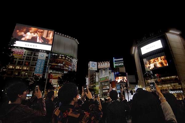 グッチが16年クルーズコレクションのスペシャルフィルムを東京・渋谷のスクランブル交差点を取り囲む5つのビッグビジョンで同時放映