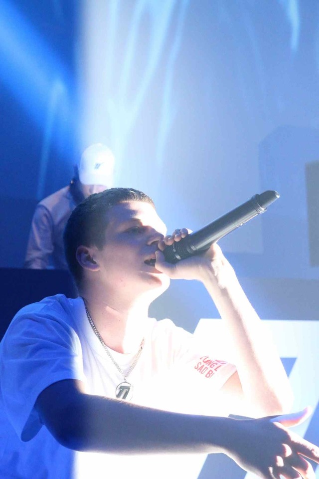 今年3月にMBFWTで行われたD.TT.K15_16AWコレクションでのYung Lean＆Sad Boysのライブ