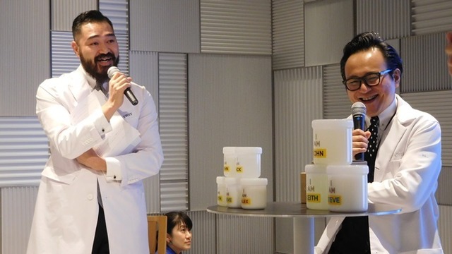 代官山理髪店「BARBER BOYS」オーナー兼理髪師、ヘアメイクとして活躍する樅山敦氏（右）