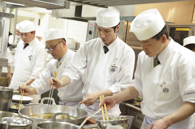 日仏の料理人の思いと技の競演。一夜限りの晩餐会の裏側（厨房）の様子