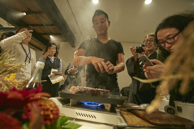 目の前で焼かれるお肉は、絶好のシャッターチャンス