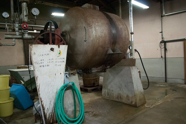 谷川醸造では、醤油蔵で一から醤油造りをしたいと、昔の器具や木桶を復活させて本醸造醤油造りもはじめている