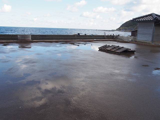 4月から10月末までの晴れた日にだけ、この塩田に海水を撒く