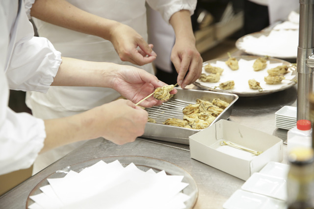 日仏の料理人の思いと技の競演。一夜限りの晩餐会の裏側（厨房）の様子