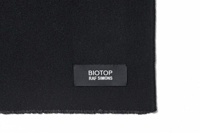 ビオトープがラフ・シモンズとのコラボレーションによるブランケット「RAF SIMONS EXCLUSIVE BLANKET FOR BIOTOP」（6万円）を発売