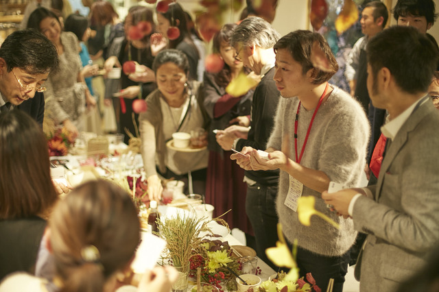 会場では、秋の味覚を味わいながら参加者たちが思い思いに会話を楽しんだ