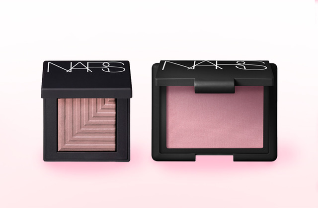 右から：NARS ブラッシュ 4062 3,000円、デュアルインテンシティーアイシャドー 3,000円