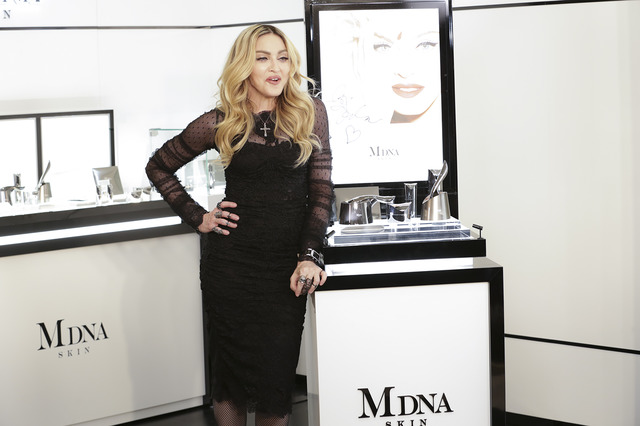 マドンナが、MDNA SKIN新作スキンケア商品発表を記念し銀座三越に登場