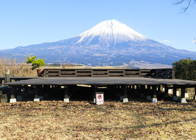 夏になれば富士山を背景に薪能も行われる