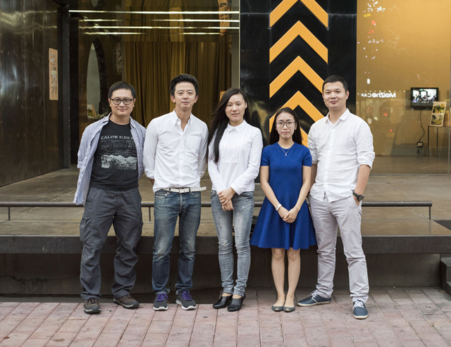 "Jun Yang meets Jun Yang, Guangzhou, 15.11.2015” Photograph, framed Courtesy the artist and Vitamin Creative Space, Galerie Martin Janda, ShugoArts