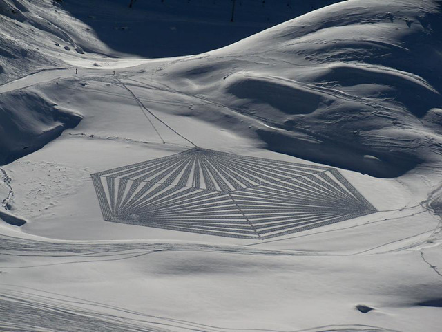 雪山に巨大なミステリーサークル。自身の足で踏み固めて描く壮大なスノーアート