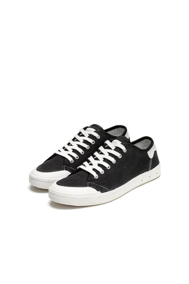 LACE UP SNEAKERS 2万9,000円／ラグ & ボーン スタンダード イシュー