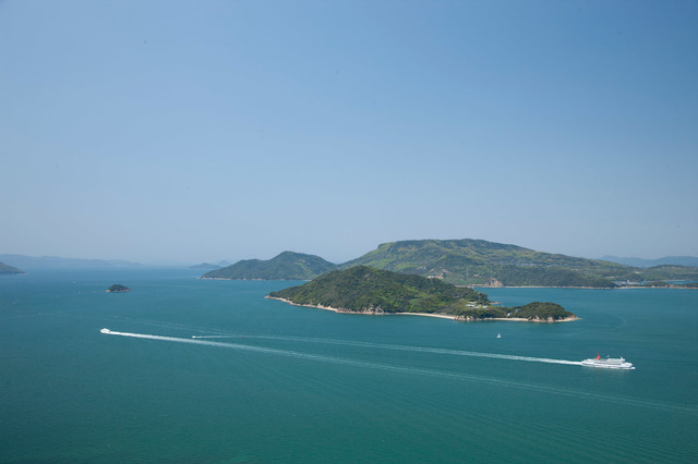 瀬戸内の島々と海を体感しながら、人々はアートを巡る旅に出る