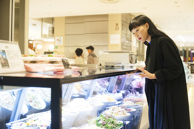 平日でも多くの人で賑わう三越のデパ地下