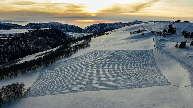 雪山に巨大なミステリーサークル。自身の足で踏み固めて描く壮大なスノーアート